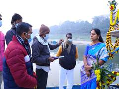 
      
      TRS leader Kalvakuntla Kavitha visits Kashi Vishwanath temple...
      
      