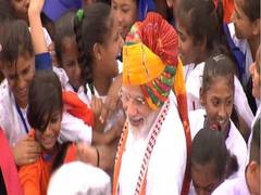 
    PM Modi meets school children after I-Day speech
    