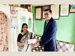 
      
      Vasu Healthcare felicitates Pushpa Pagdhare, Singer of 'Itni...
      
      