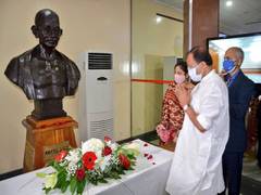 
    Muraleedharan thanks Senegal govt for installing Mahatma Gandhi's bust at African Renaissance Monument
    