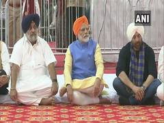 
      
      PM Modi dons turban at Dera Baba Nanak
      
      