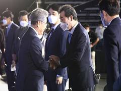 
      
      Lee Jae-myung elected as presidential candidate, Lee Nak-yon...
      
      
