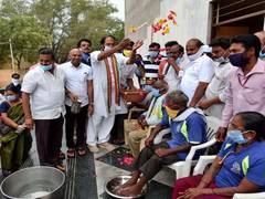 
      
      Telangana Congress chief honours sanitation workers 
      
      