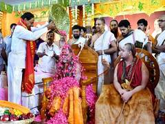 
      
      KCR seeks blessings of Swami Swaroopanandendra; hands over 2...
      
      