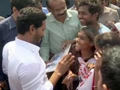 
      
      Jagan Mohan Reddy halts convoy to help cancer patient
      
      