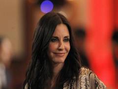 
      
      Courteney Cox surprises 'Friends' fans on Warner Bros. Studio tour
      
      