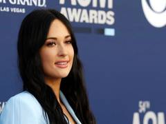 
      
      Kacey Musgraves debuts new hair look after Ruston Kelly split
      
      