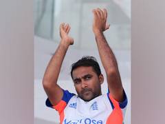 
      
      Mahela Jayawardene congratulates Lasith Malinga in unique fashion
      
      