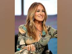
    Sarah Jessica Parker masks up to help fans shop for shoes
    