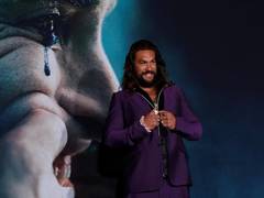
      
      Jason Momoa feeds grizzly bear Oreo cookie straight out of...
      
      