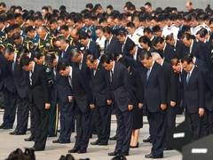 
      
      China: President Xi Jinping bows to Mao Zedong ahead of...
      
      