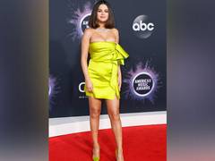 
    Selena Gomez makes red carpet comeback at 2019 AMAs in fluorescent green outfit!
    