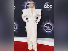 
    AMAs 2019: Christina Aguilera makes heads turn in her all-white look 
    