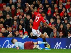 
      
      Premier League: Manchester United hands Tottenham first...
      
      