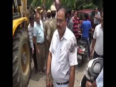 
      
      UP: Man throws muddy water on Municipal Corporation officer...
      
      