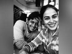 
      
      Riteish, Genelia profess 'love in lockdown' while enacting...
      
      