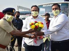 
      
      Bandra Traffic Police, Carl Sequeira organise road safety...
      
      