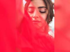 
    Sonam Kapoor raises the temperature with her red gown
    