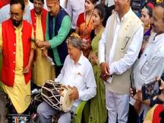 
      
      On Holi, Harish Rawat tries his hands at playing 'dholak'
      
      