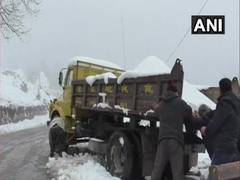 
      10 tourists stranded in Shimla snow, rescued
      