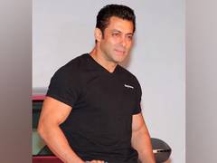 
      
      Salman Khan loses cool, slaps security guard in front of fans
      
      