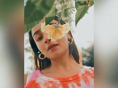 
      
      Alia Bhatt hangs out with 'sun', 'flower' 
      
      