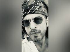 
      
      SRK sends best wishes to Indian women's hockey team 
      
      