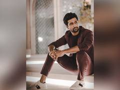 
      
      Vicky Kaushal turns cricketer on the sets of his new film
      
      