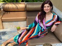 
      
      Twinkle Khanna gives a glimpse of her 'maal' Akshay Kumar
      
      