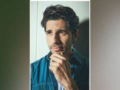 
      
      Sidharth Malhotra celebrates 8 years of 'Hasee Toh Phasee'
      
      