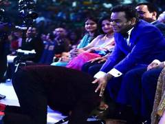 
      
      IIFA 2022: Yo Yo Honey Singh bows down at Rahman's feet
      
      