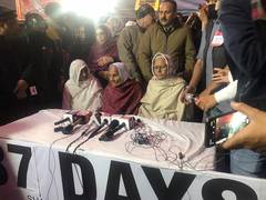 
      
      Shaheen Bagh protestors meet Delhi LG
      
      