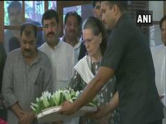 
      
      UPA chairperson Sonia Gandhi pays tributes to Sheila Dikshit
      
      