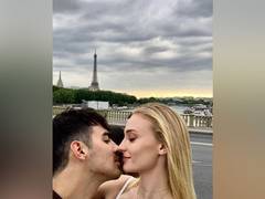 
      
      Sophie Turner shows off her wedding band and it is beaut!
      
      