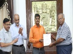 
      
      Maharashtra: Alert gateman averted mishap; awarded with cash,...
      
      