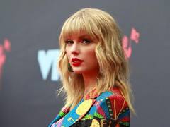 
      
      Taylor Swift performs 'False God' at Saturday Night Live
      
      