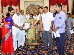 
      
      BJP delegation meets Telangana Governor, submits memorandum...
      
      