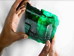 
      
      DIACOLOR acquires the Lion Emerald 'The Inkalamu'
      
      