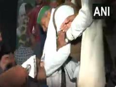
      
      BKU spokesperson Rakesh Tikait slaps person at Ghazipur border
      
      