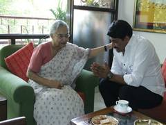 
      
      Manoj Tiwari meets Sheila Dixit; takes blessings
      
      