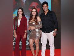 
      
      Singer Bhoomi Trivedi's pacy music video 'Tu Lakh Nu Hilade'...
      
      