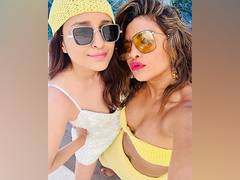 
      
      Parineeti shares more pictures from Priyanka Chopra's b'day bash
      
      