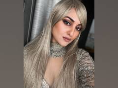 
      
      Sonakshi Sinha flaunts her 'bomb' and blonde hairstyle
      
      