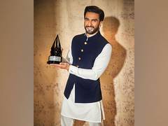 
      
      Ranveer Singh delighted as he meets 'Bade Bhai' Sonu Sood 
      
      