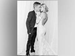 
      
      Hailey, Justin Bieber gives out major couple goals at...
      
      