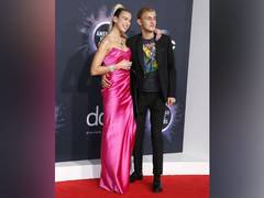 
    Dua Lipa, Anwar Hadid make heads turn at 2019 AMAs 
    