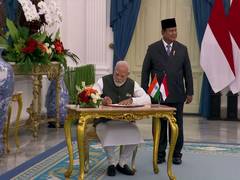 
      
      PM Modi signs guestbook upon meeting Indonesian President Prabowo
      
      