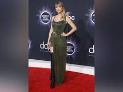 
    Taylor Swift goes green on 2019 American Music Awards red carpet!
    