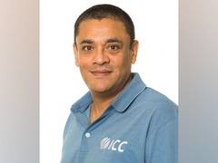 
      
      Jayawardena congratulates Madugalle on officiating 200 Tests
      
      