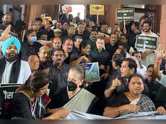 
      
      Congress leaders sport 'black-coloured' outfits amid protests
      
      